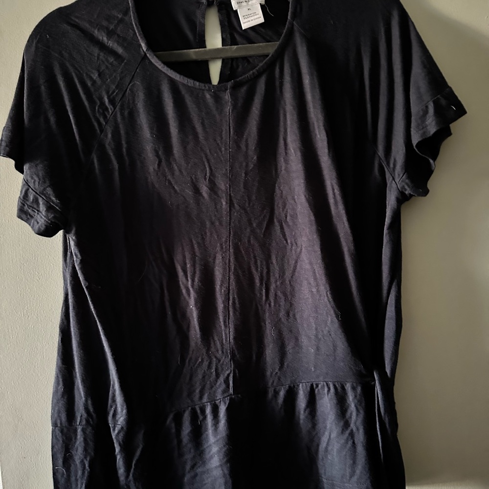 Short sleeve Blk blouse tie at waist. Peplum